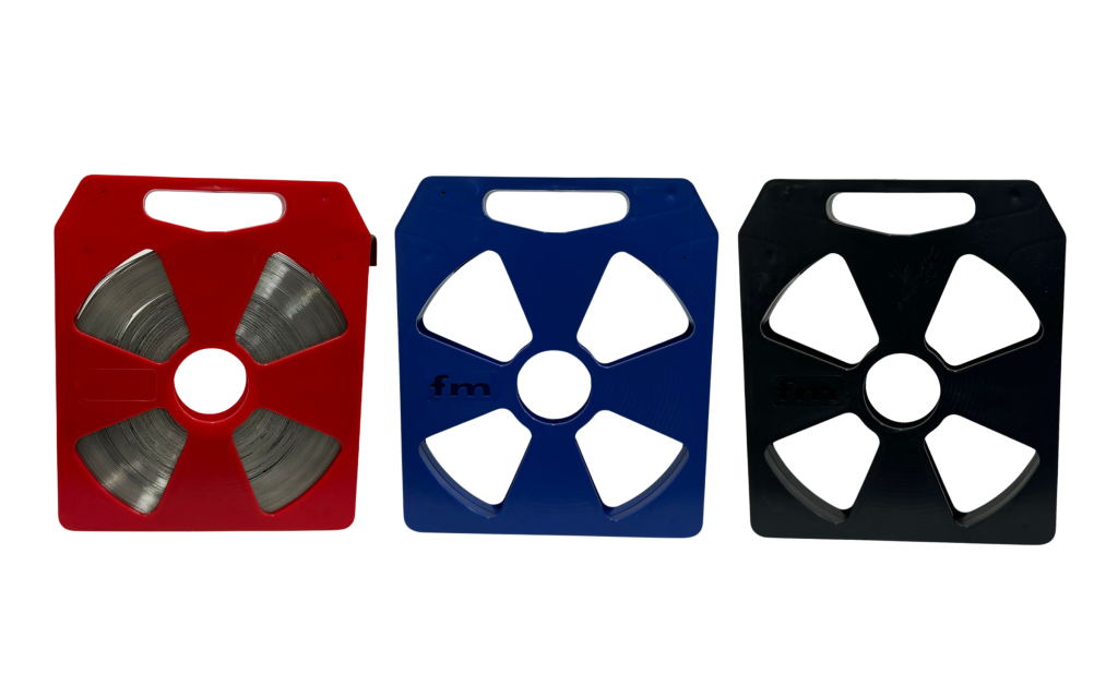 Caixas plásticas de alta resistência que garantem praticidade, proteção e organização para as fitas de aço.